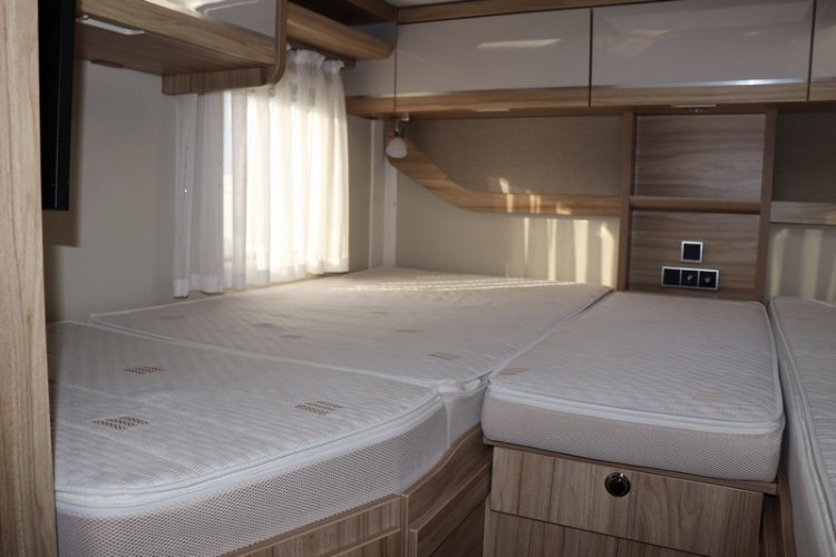 Hymer T 678 CL 60 jaren editie maxi chassis AUTOMAAT 150 pk enkele bedden + hefbed (56  foto: 49