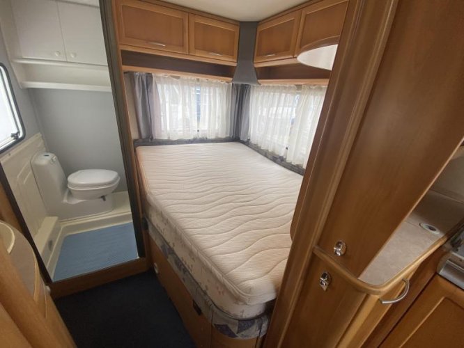 Knaus Azur 490 Ufe Rondzit Frans bed en  foto: 18