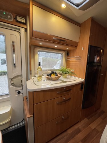 Hymer Exsis T588 AUTOMAAT ENKELE BEDDEN LUCHTVERING DAKAIRCO foto: 5