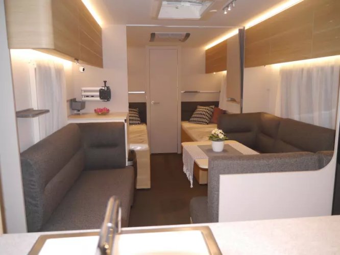 Adria Adora 613 HT gratis voortent of mover 