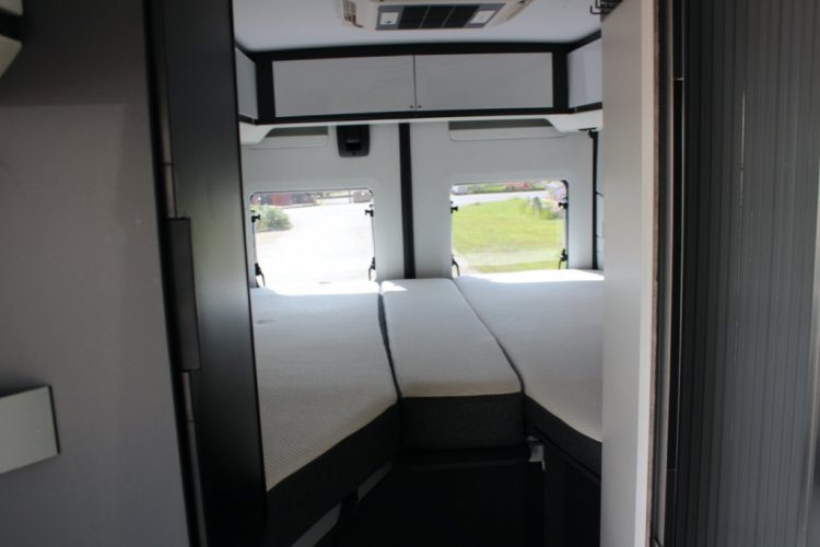 Adria 640 SLB Twin Supreme, 2.3 MultiJ. 140 PK, Maxi chassis, Motor/ Dak-airco, Enkele-bedden, Trekhaak, Metallic kleur, Bj. 2021 Buscamper Marum Groningen foto: 8