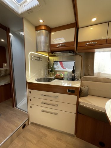 Rapido Fleurette Magister 70LMF QUEENSBED+HEFBED LUCHTVERING foto: 5