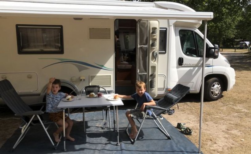 Chausson 3 pers. Louer un camping-car Chausson à Goirle ? À partir de 80 € pj - Goboony photo : 0