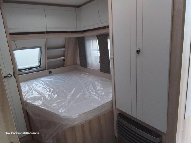 Hobby De Luxe 460 UFE Model 2025 Frans bed  foto: 5