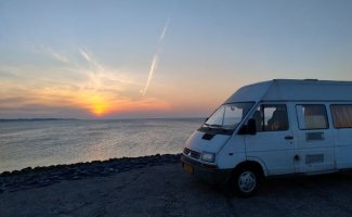 Renault 2 pers. Louer un camping-car Renault à Schiedam ? À partir de 48 € par personne - Goboony