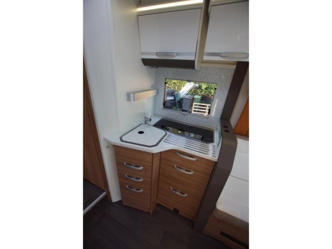 Adria Matrix 670 DC automaat, queensbed  foto: 9