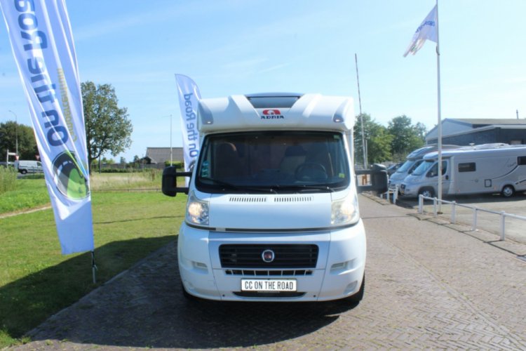 Adria Coral S 670 SLT , Halve-dinette, zijbank ,  2 draaistoelen, enkele-bedden- laag , airco, Bj. 2010 Marum ( Groningen )