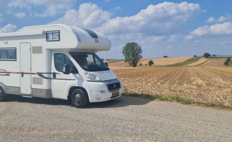 Adria Mobil 6 pers. Do you want to rent an Adria Mobil motorhome in Apeldoorn? From € 85 pd - Goboony photo: 0