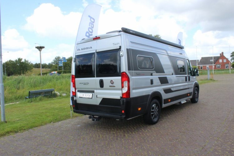 Adria 640 SLB Twin Supreme, 2.3 MultiJ. 140 PK, Maxi chassis, Motor/ Dak-airco, Enkele-bedden, Trekhaak, Metallic kleur, Bj. 2021 Buscamper Marum Groningen foto: 29