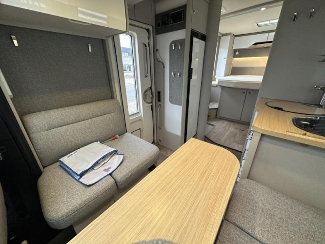 Hymer T695 S Mercedes Queensbed 1  foto: 6