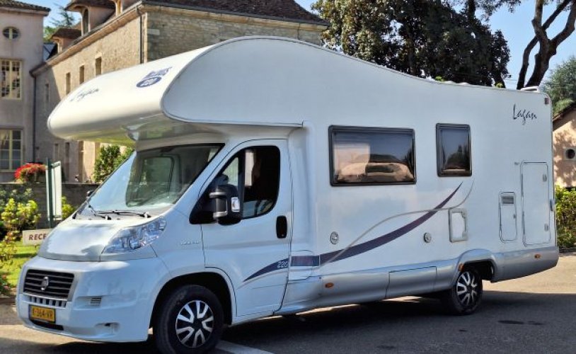 McLouis 4 pers. Rent a McLouis motorhome in Amsterdam? From € 109 pd - Goboony photo: 0