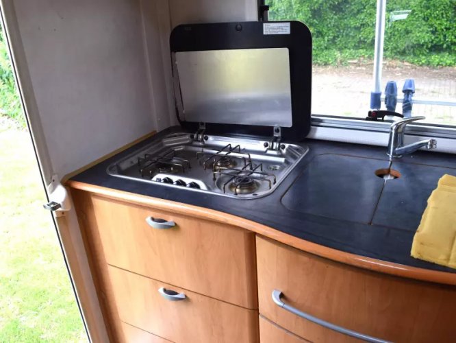 Hymer B584 Bar-zit Hefbed langebank  foto: 17