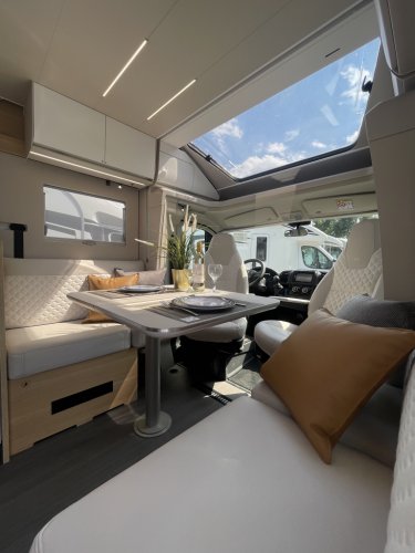 Adria MATRIX PLUS 670 DL ENKELE BEDDEN HEFBED F2F LUCHTVERING ZONNEPANEEL  foto: 3