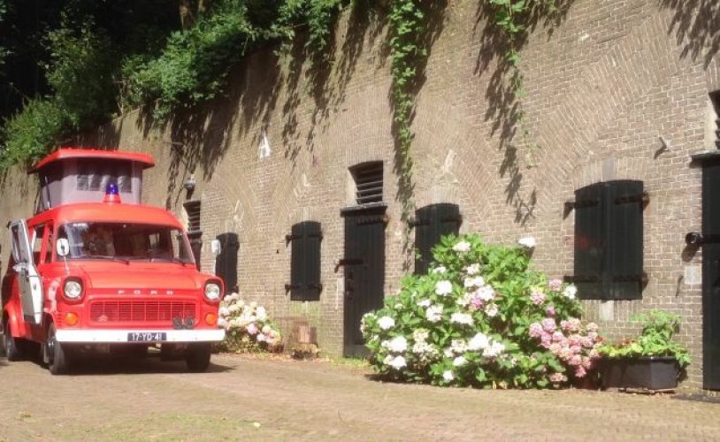 Other 4 pers. Rent a Ford Transit Mk1 camper in Bussum? From €133 pd - Goboony photo: 1