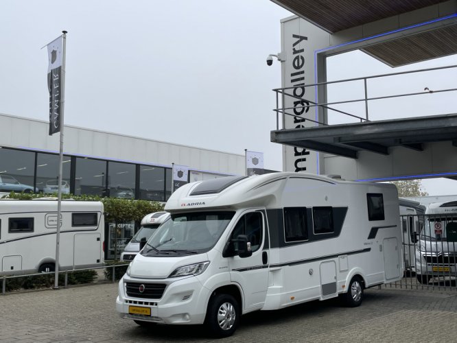 Adria Matrix Plus 670 QUEENSBED+HEFBED LUCHTVERING DAKAIRCO