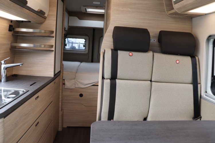 Compacte camperbus Boxstar Street 600 uit de stal van Knaus compact 5.99 m dwarsbed Fiat 140 pk (47  foto: 26