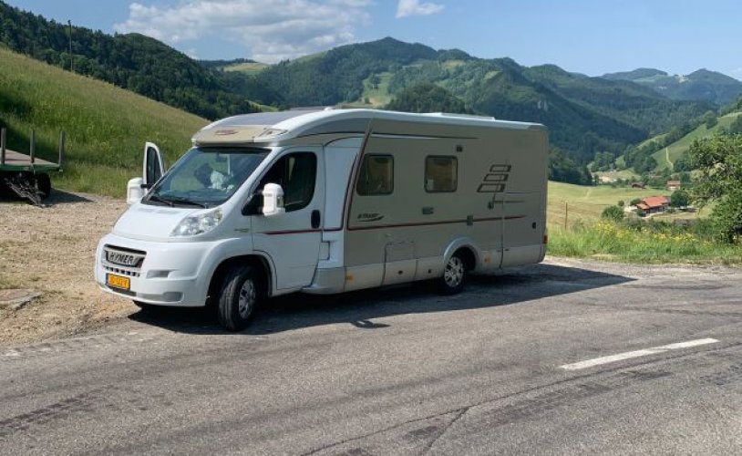 Hymer 3 pers. Rent a Hymer motorhome in Wapenveld? From € 90 pd - Goboony photo: 0