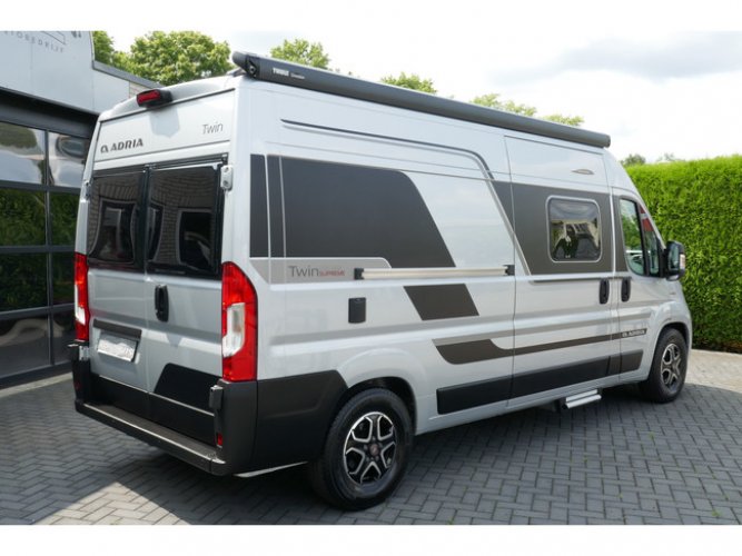 Adria Twin 600 SPB Supreme 160 pk AUTOMAAT 9-Traps Euro6 Fiat Ducato 8 **Slechts 6 meter/Groot dwarsbed/4 zitplaatsen/Luifel/Zonnepane