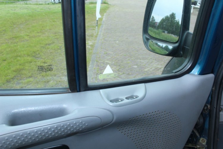 Ford Transit, Compact bus-camper met Hefdak, op diverse plekken bijgewerkt. Alleen geschikt voor iemand die er zelf iets aan kan doen. Marum foto: 23