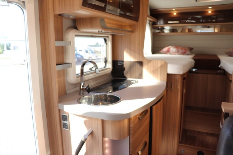 Knaus Sun TI 650 Platinum compact 6.99 m enkele bedden vlakke vloer (43  foto: 34