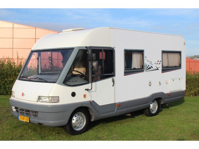 Fiat 230 Burstner 2.5 Tdi 116 PK, Motorairco, Frans bed / vast bed. foto: 8