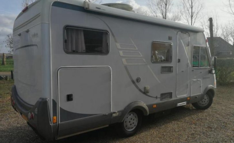 Hymer 4 pers. Rent a Hymer motorhome in Almere? From € 79 pd - Goboony photo: 1