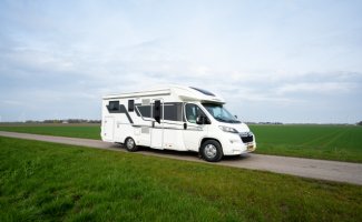Adria Mobil 5 pers. Louer un camping-car Adria Mobil à Zeewolde? À partir de 139 € par jour - Goboony