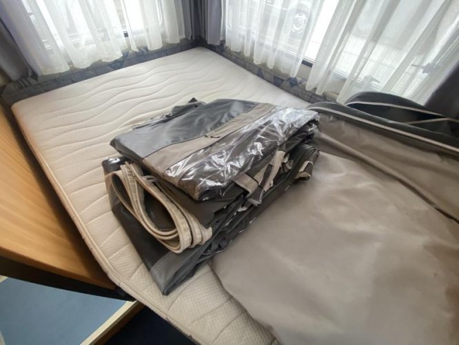 Knaus Azur 490 UFE Rondzit Frans bed en  foto: 13