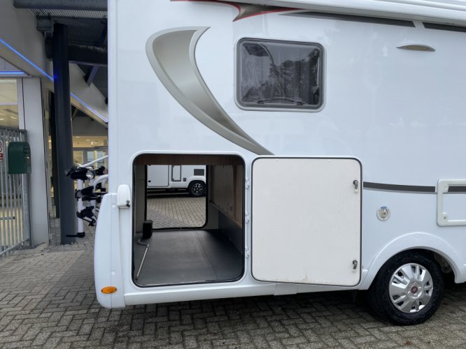 Adria Pilote Essentiel P746 QUEENSBED + HEFBED XXL GARAGE foto: 22