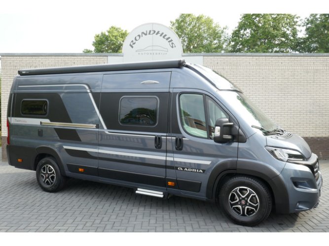 Adria Twin Supreme 640 SGX 180 pk AUTOMAAT 9-Traps Euro6 Fiat Ducato 8 **Lengtebedden in hoogte verstelbaar/4 zitplaatsen/Trekhaak/Lui