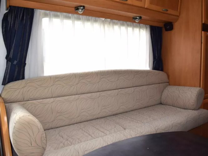 Hymer B584 Bar-zit Hefbed langebank  foto: 12