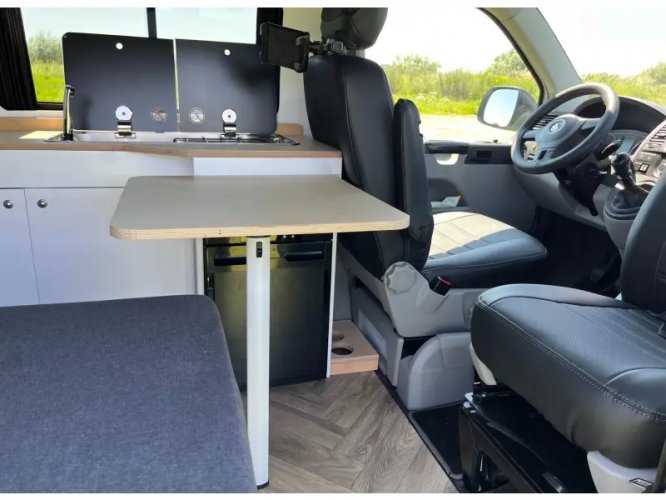 Volkswagen Transporter T5 Buscamper nieuw interieur  foto: 8