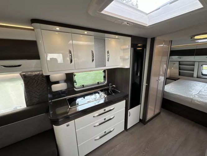 Hobby Prestige 650 UFF Queens bed,ruime Rondzit  foto: 5