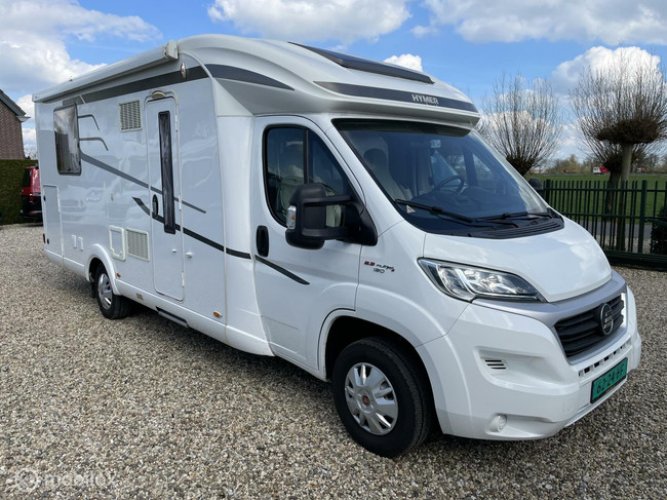 Hymer Tramp 698 Semi-integrated with lift and queen bed 2X air conditioning, solar very few km! photo: 0