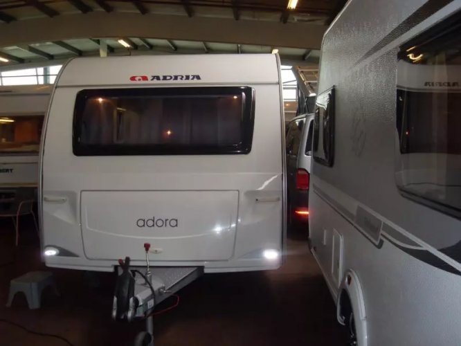 Adria Adora 492 UL 2 enkele bedden 