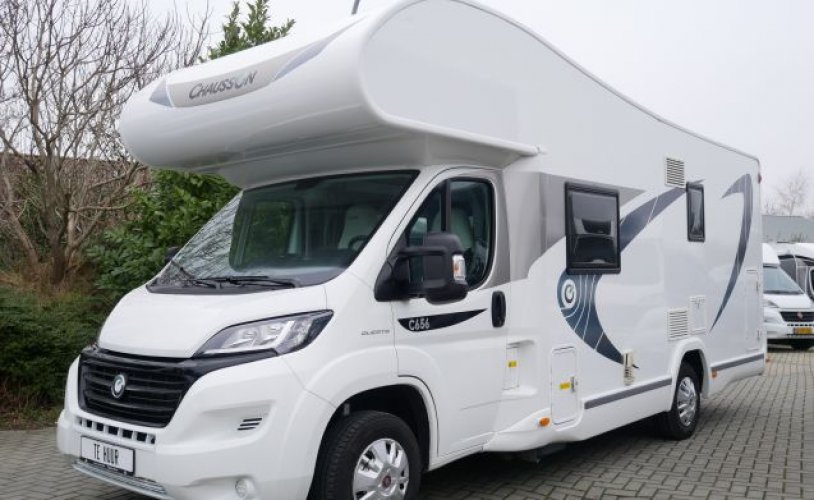 Chausson 6 pers. Rent a Chausson motorhome in Opperdoes? From € 140 pd - Goboony photo: 1