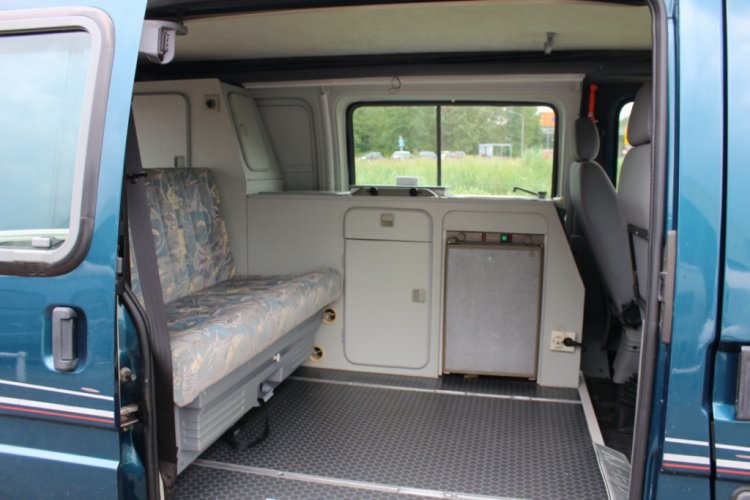 Ford Transit, Compact bus-camper met Hefdak, op diverse plekken bijgewerkt. Alleen geschikt voor iemand die er zelf iets aan kan doen. Marum foto: 8