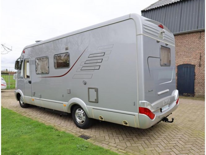 Hymer B 654 SL roof air conditioning and tow bar photo: 1