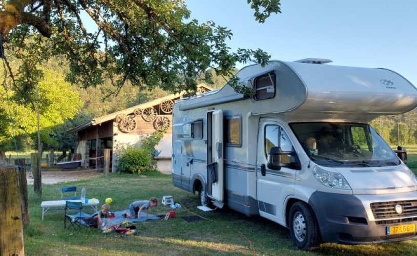 Knaus 6 pers. Rent a Knaus motorhome in Nederhemert? From € 99 pd - Goboony photo: 0