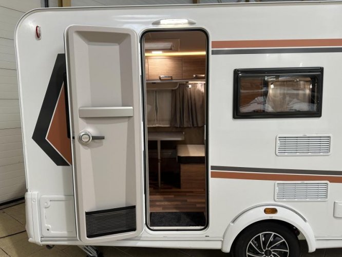 Weinsberg CaraOne 390 QD dwarsbed / voortent  foto: 8