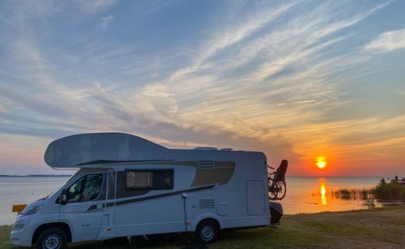 Carado 6 pers. Renting a Carado camper in Woerdense Verlaat? From € 145 pd - Goboony photo: 1