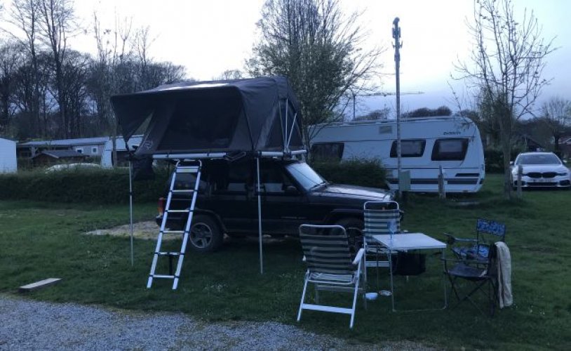 Autre 4 pers. Souhaitez-vous louer une Jeep Cherokee avec un camping-car sur tente de toit Yuna Family à Meerssen ? A partir de 61€/p - Goboony photo : 1