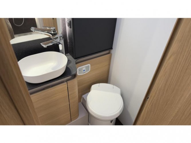 Adria Coral Plus 670 DL 160PK 44H  Automaat foto: 18