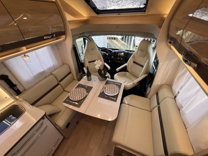 Rapido 696F Premium Edition F QUEENSBED+HEFBED LUCHTVERING  foto: 1