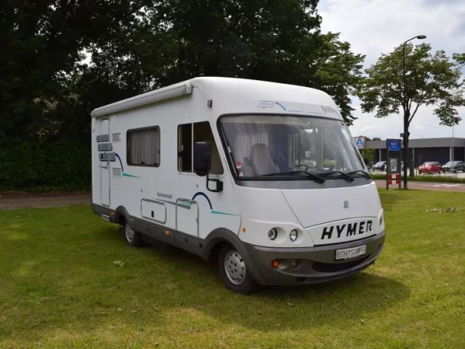 Hymer B584 Bar-zit Hefbed langebank  hoofdfoto: 1