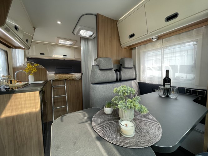 Adria SUNLIVING S60 SP AUTOMAAT BREEDTEBED BUITENDOUCHE BUITENGAS LPG AANSLUITING foto: 6