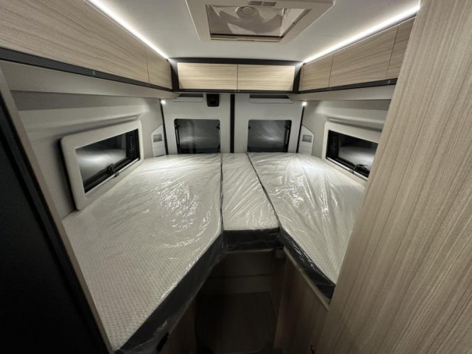 Adria Twin Plus 640 SLB ex-verhuur / lengtebedden  foto: 15