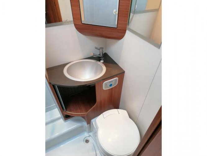 Adria Matrix 680 SP - 5 pers - hefbed  foto: 11