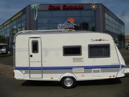 Hobby De Luxe 440 SF mover and awning