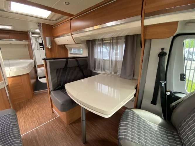 Hobby Premium Drive 65 HFL Met Frans bed en hefbed  foto: 21